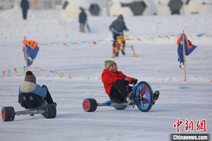 看冰上赛马飞驰享冬捕私人定制新疆博湖冰雪节开幕