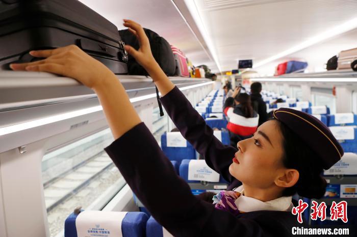 春运列车上的“千禧宝宝”少了一份幼稚多了一份责任