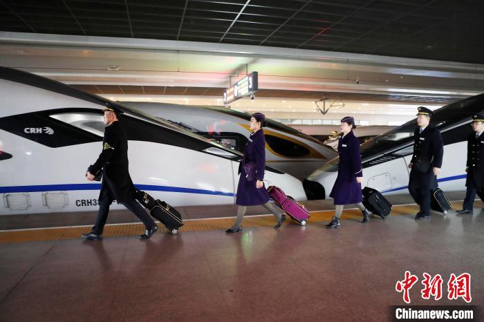 春运列车上的“千禧宝宝”少了一份幼稚多了一份责任