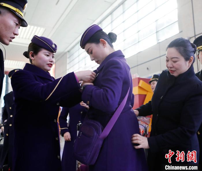 春运列车上的“千禧宝宝”少了一份幼稚多了一份责任