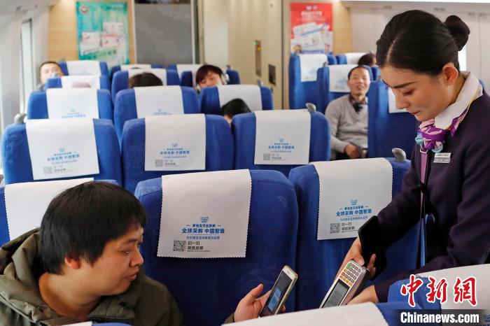 春运列车上的“千禧宝宝”少了一份幼稚多了一份责任