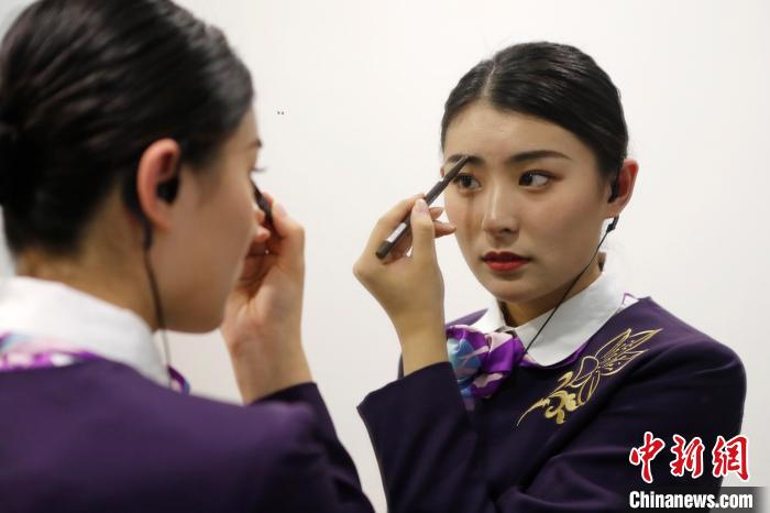 春运列车上的“千禧宝宝”少了一份幼稚多了一份责任