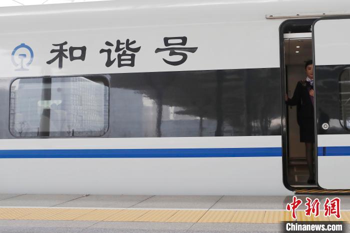 春运列车上的“千禧宝宝”少了一份幼稚多了一份责任