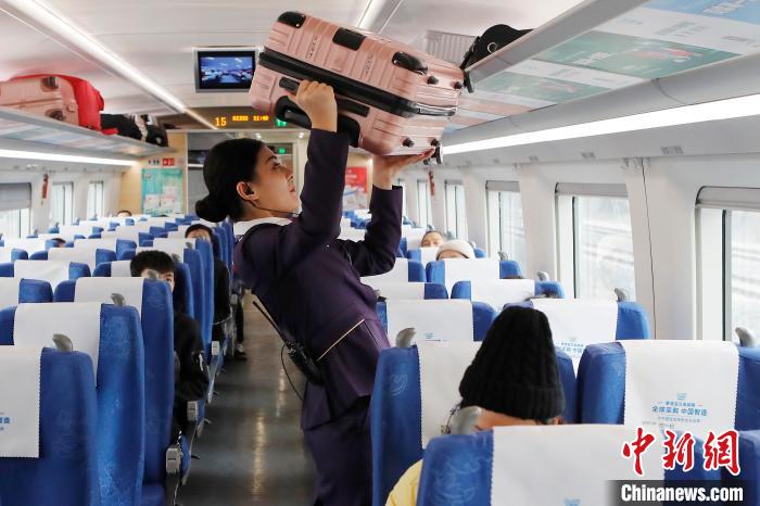 春运列车上的“千禧宝宝”少了一份幼稚多了一份责任