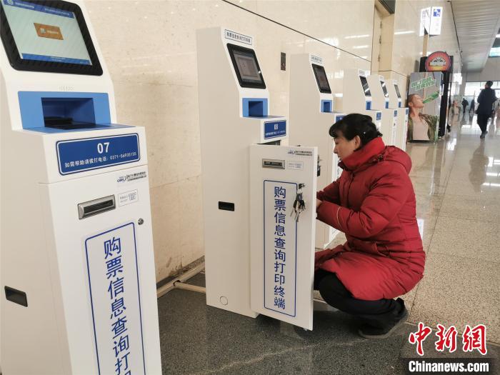春运自动售取票机幕后人：一天换票近9万张