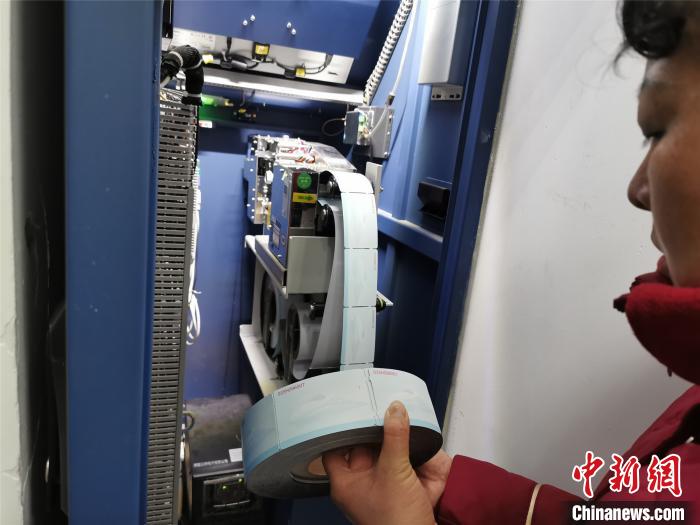 春运自动售取票机幕后人：一天换票近9万张