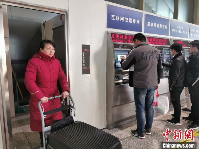 春运自动售取票机幕后人：一天换票近9万张