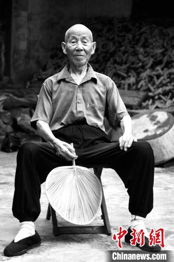 民众冒雪泪别抗战老兵、南京大屠杀亲历者孙晋良