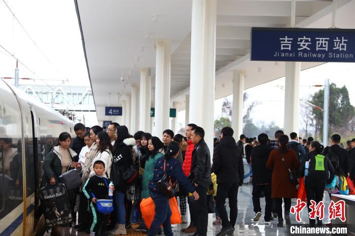 应对节前客流高峰铁路部门增加客座能力16.5万席