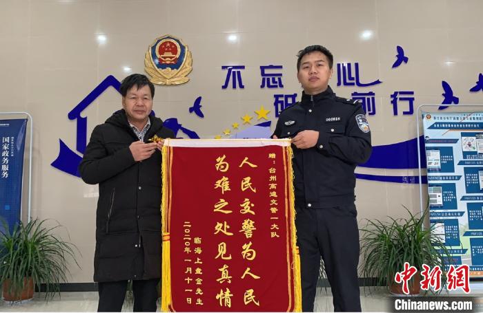 返乡途中突发疾病浙江高速交警争分夺秒“逆行”救人