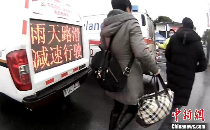 返乡途中突发疾病浙江高速交警争分夺秒“逆行”救人