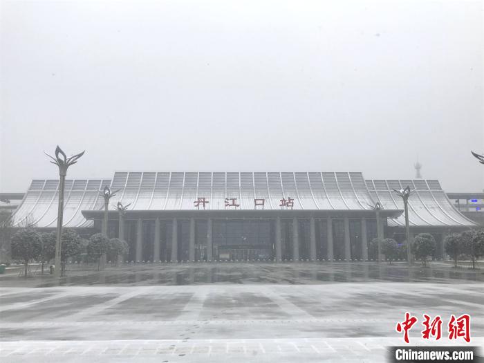高铁站“托”起湖北小山村致富梦