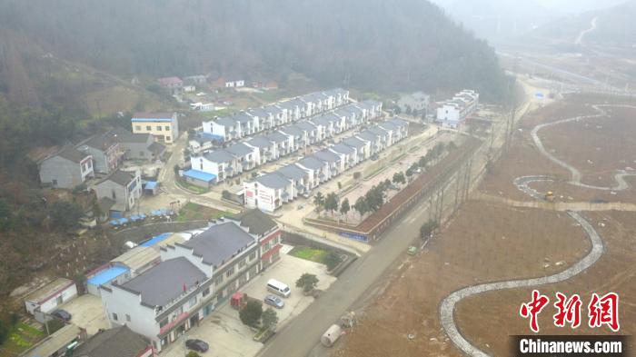 高铁站“托”起湖北小山村致富梦
