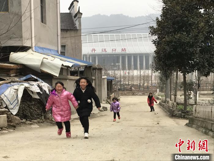 高铁站“托”起湖北小山村致富梦