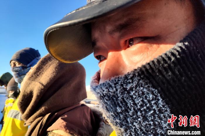 西藏“北大门”铁路养护职工在高原冰天雪地守“天路”