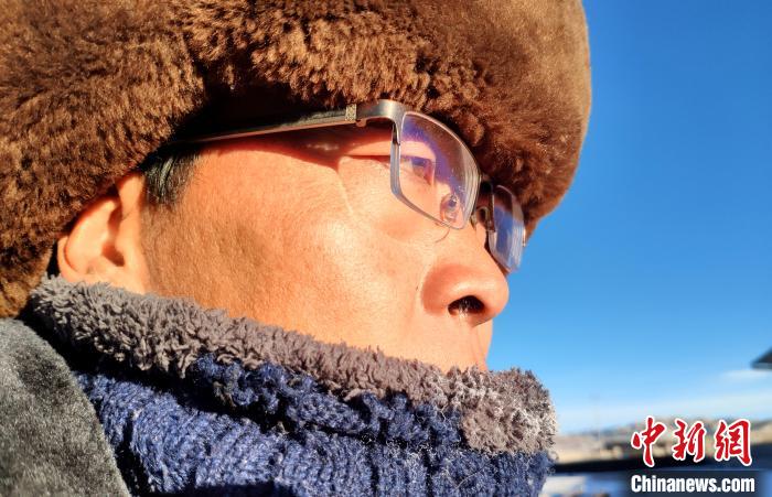 西藏“北大门”铁路养护职工在高原冰天雪地守“天路”