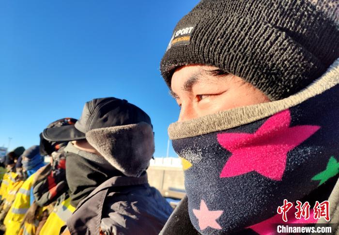 西藏“北大门”铁路养护职工在高原冰天雪地守“天路”