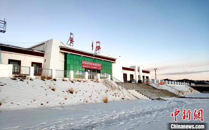 西藏“北大门”铁路养护职工在高原冰天雪地守“天路”