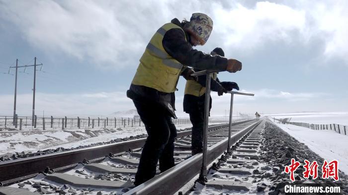 西藏“北大门”铁路养护职工在高原冰天雪地守“天路”
