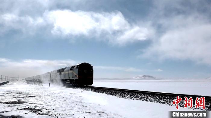 西藏“北大门”铁路养护职工在高原冰天雪地守“天路”