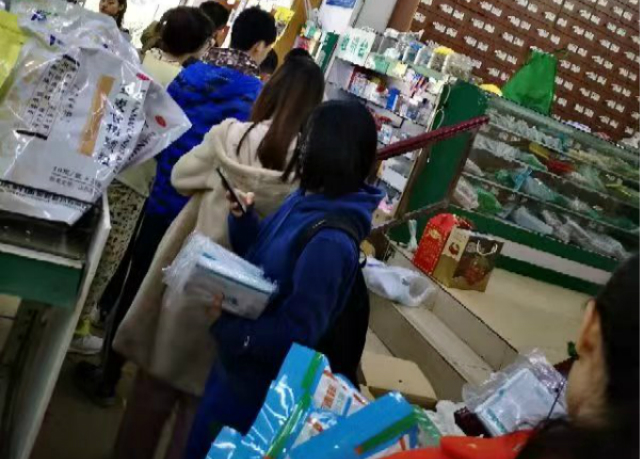 直击武汉、广州、上海：口罩大脱销，商家紧急加班加产