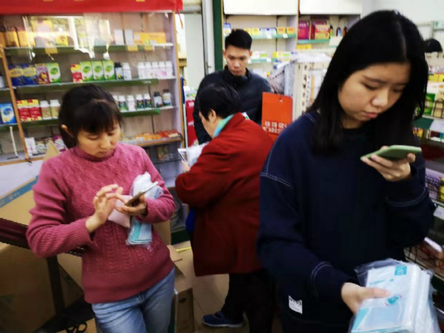 直击武汉、广州、上海：口罩大脱销，商家紧急加班加产