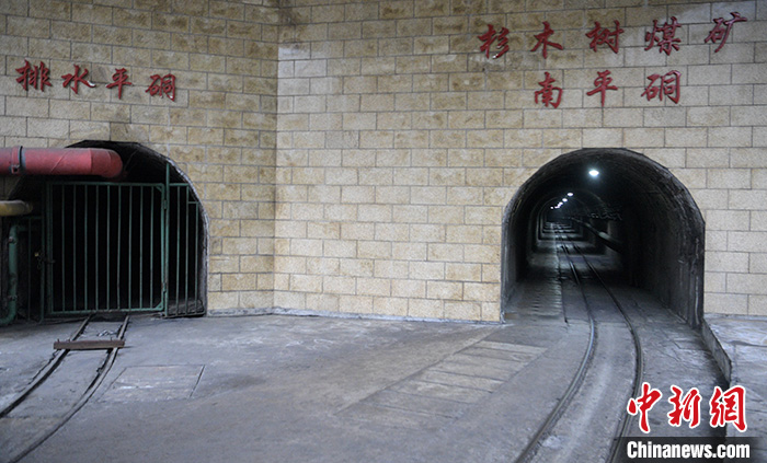 四川杉木树煤矿13名获救矿工的团年夜