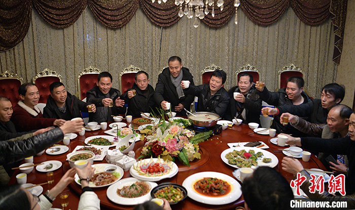 四川杉木树煤矿13名获救矿工的团年夜