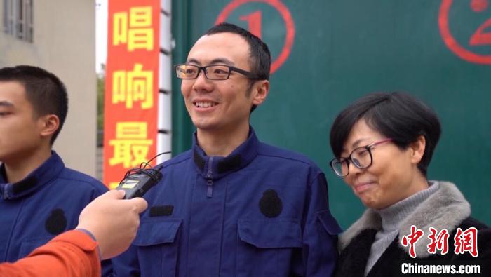 家人“突现”训练场上海消防队员的温暖新年“礼物”