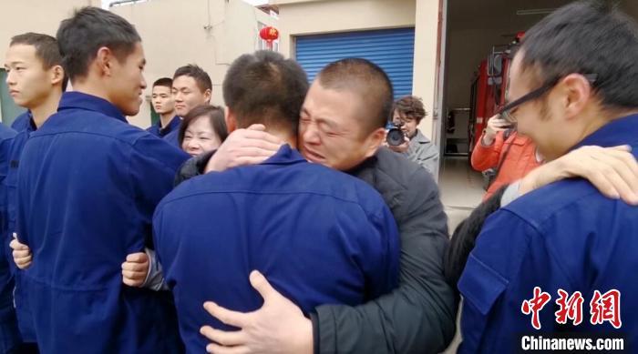 家人“突现”训练场上海消防队员的温暖新年“礼物”