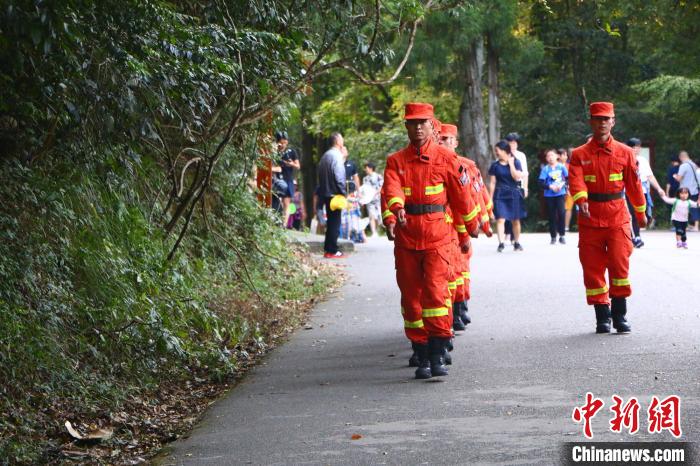新春值守在武夷山的“火焰蓝”