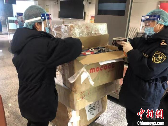 拉萨海关开绿色通道 验放首批进境疫情防控物资