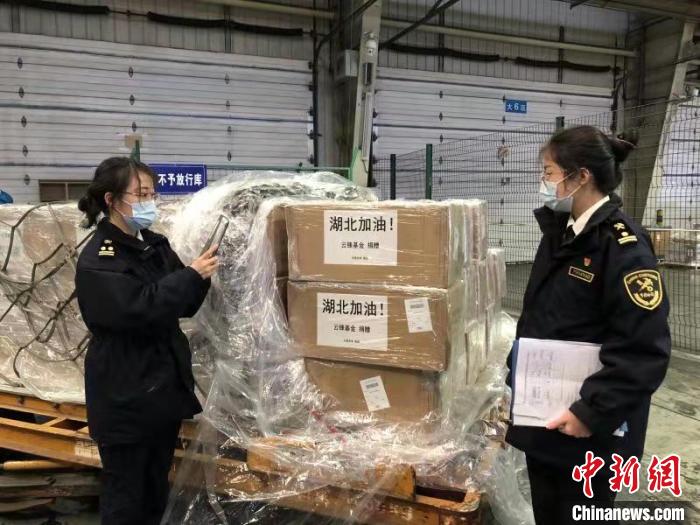 埃及入境成都35000个口罩将运抵武汉 箱体上印有“湖北加油”