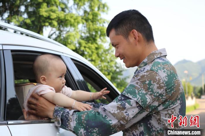 为爱停留的5分钟：身披戎装与家人团圆一刻