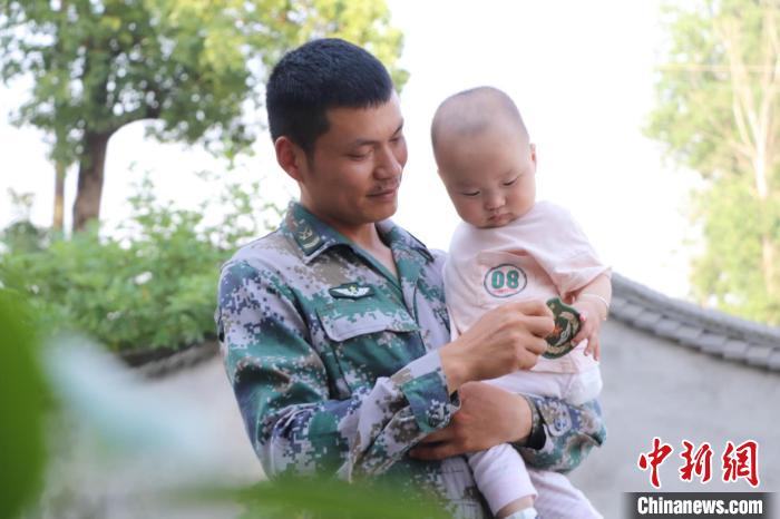 为爱停留的5分钟：身披戎装与家人团圆一刻