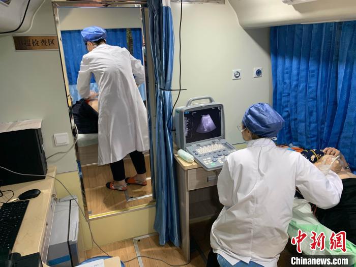 太原移动体检车开到“家门口”为老年人免费体检