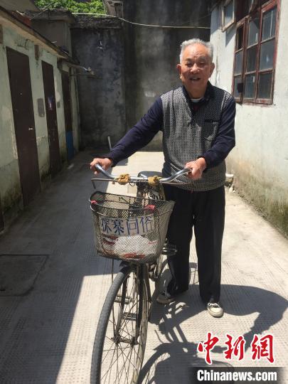 八旬老人骑游400多个村庄：年纪大了，就想多看看家乡