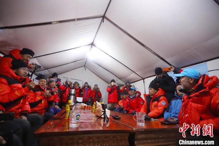 2020珠峰高程测量登山队登顶珠峰开展测量