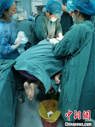 和“死神”赛跑的15分钟浙江医生全程托举保母婴平安
