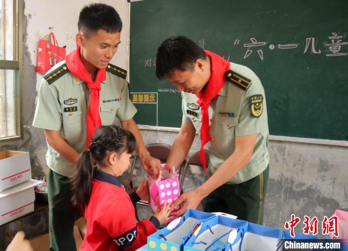 心系贫困小学福建武警官兵送“六一”礼物