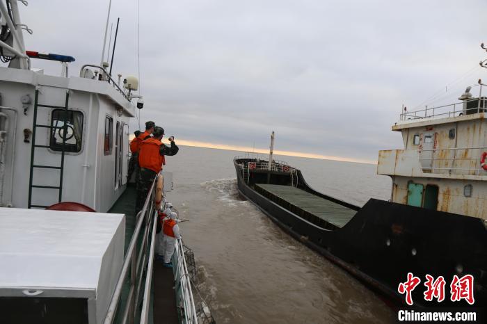 上海海警局强势打击海上走私成品油1600吨