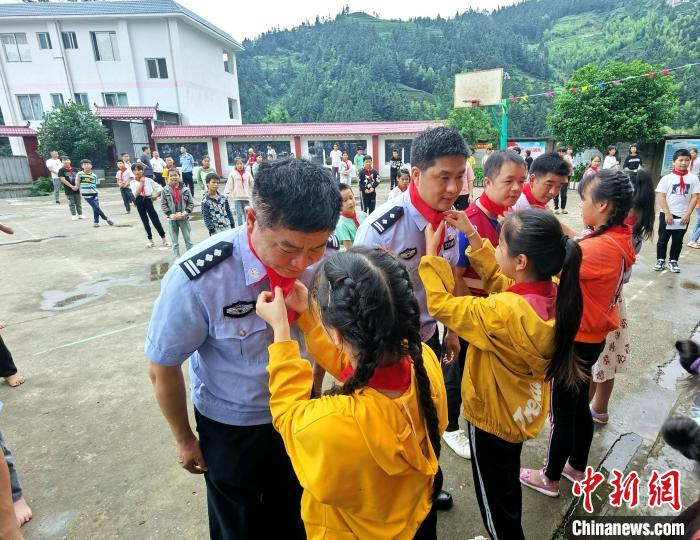 爱心远航广西三江侗族自治县厦门边检“六一”扶贫慰问进校园
