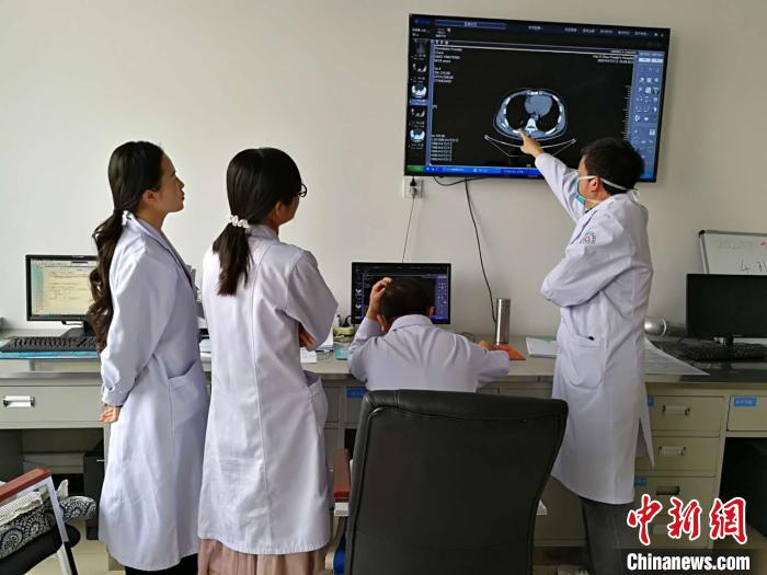 浙江援青医生千里扶贫路：盼患病老乡少一个是一个