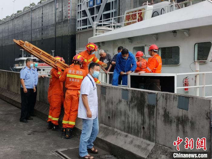 三峡船闸内船员突发疾病消防架梯搭通道