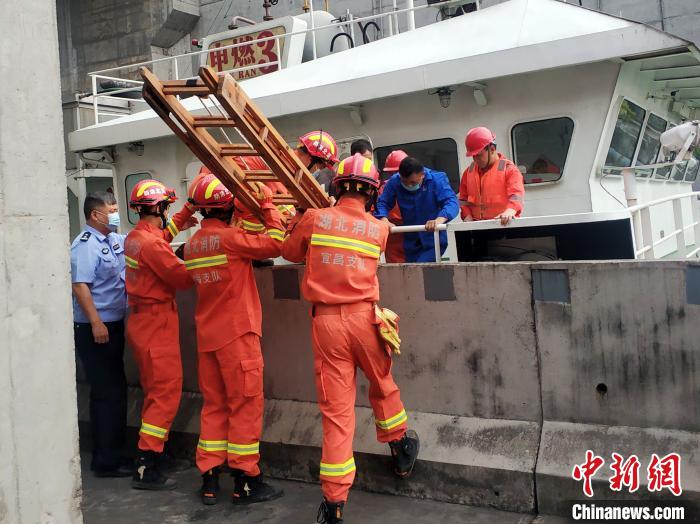 三峡船闸内船员突发疾病消防架梯搭通道