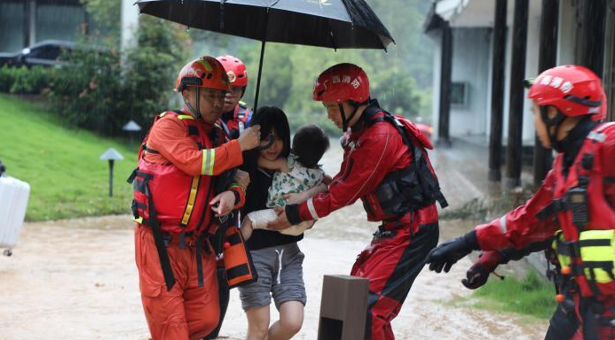 广西桂林强降雨多地民众被困 消防武警紧急救援