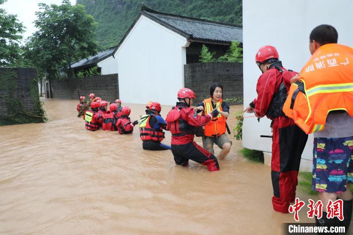 广西桂林强降雨多地民众被困 消防武警紧急救援