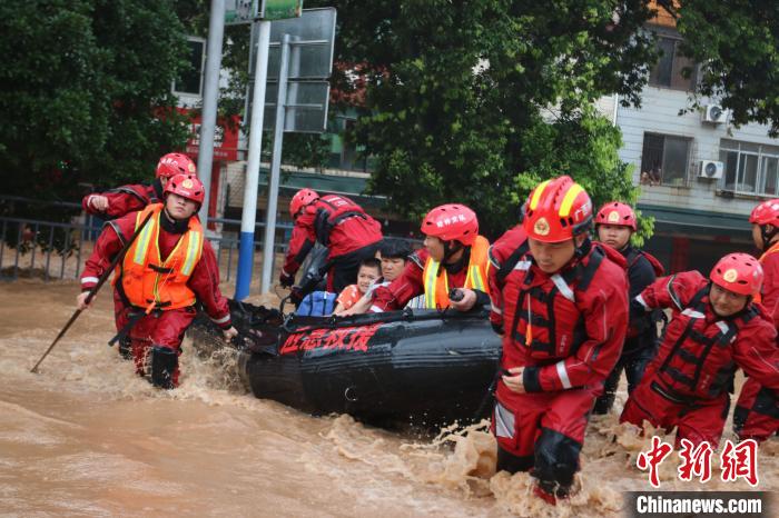 广西桂林强降雨多地民众被困 消防武警紧急救援