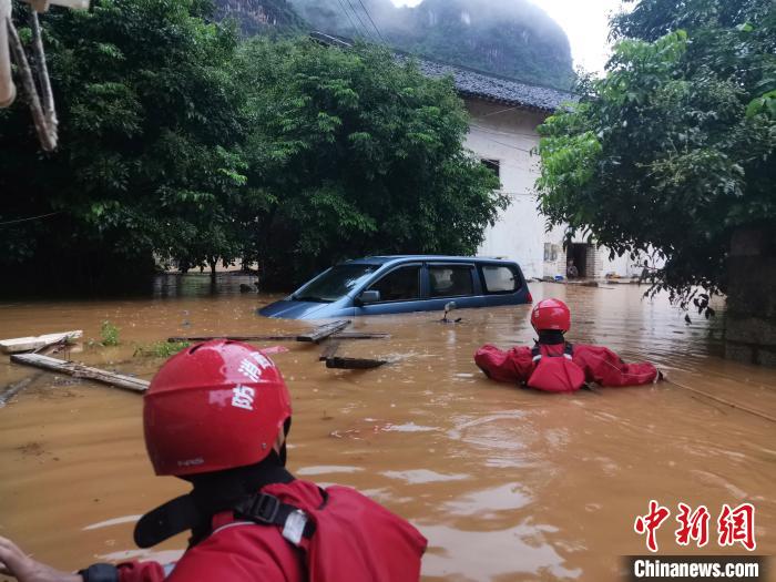 广西桂林强降雨多地民众被困 消防武警紧急救援