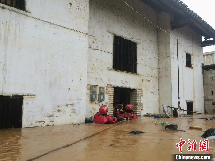 广西桂林强降雨多地民众被困 消防武警紧急救援